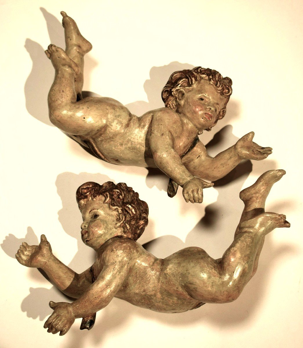 Paire de putti en bois polychrome   