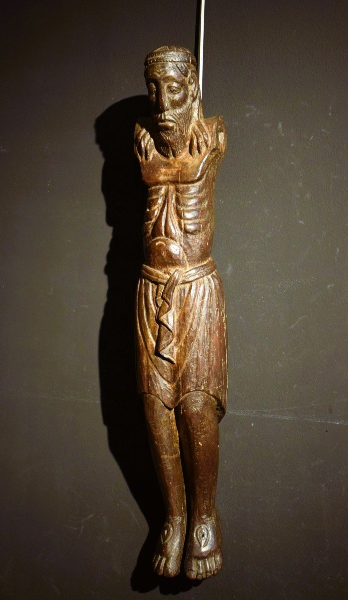 Christ crucifié - Sculpture en bois à patine foncée de style Médiéval-photo-1