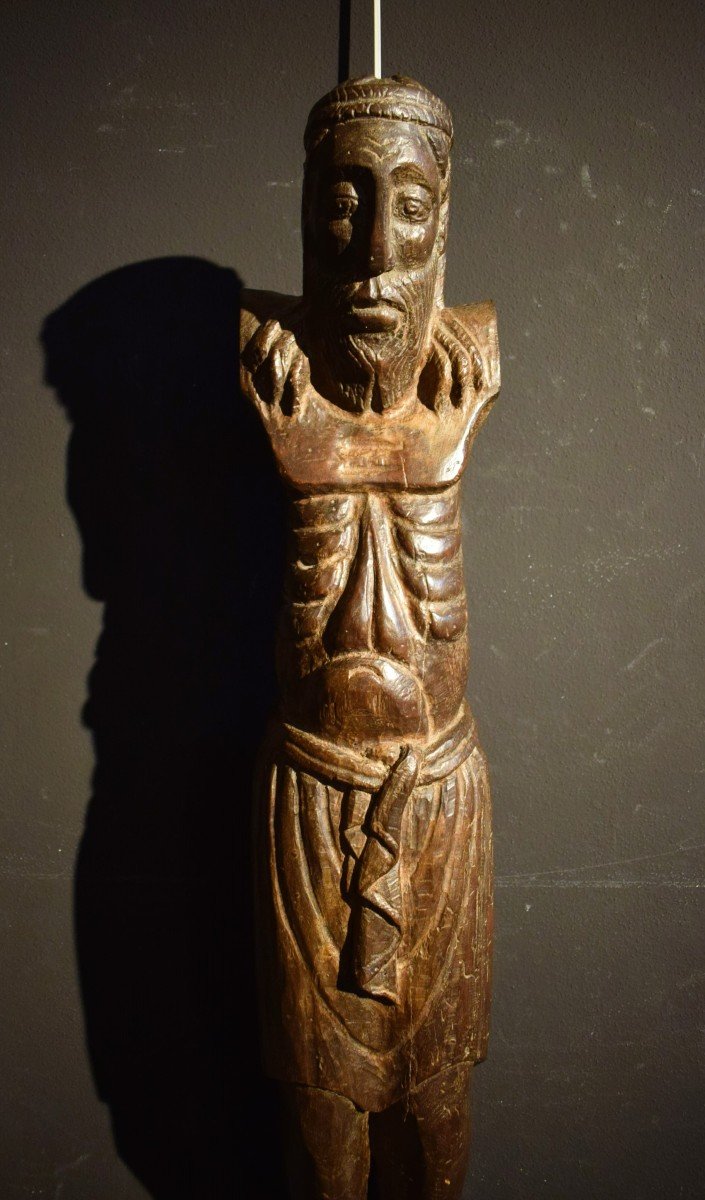 Christ crucifié - Sculpture en bois à patine foncée de style Médiéval-photo-3