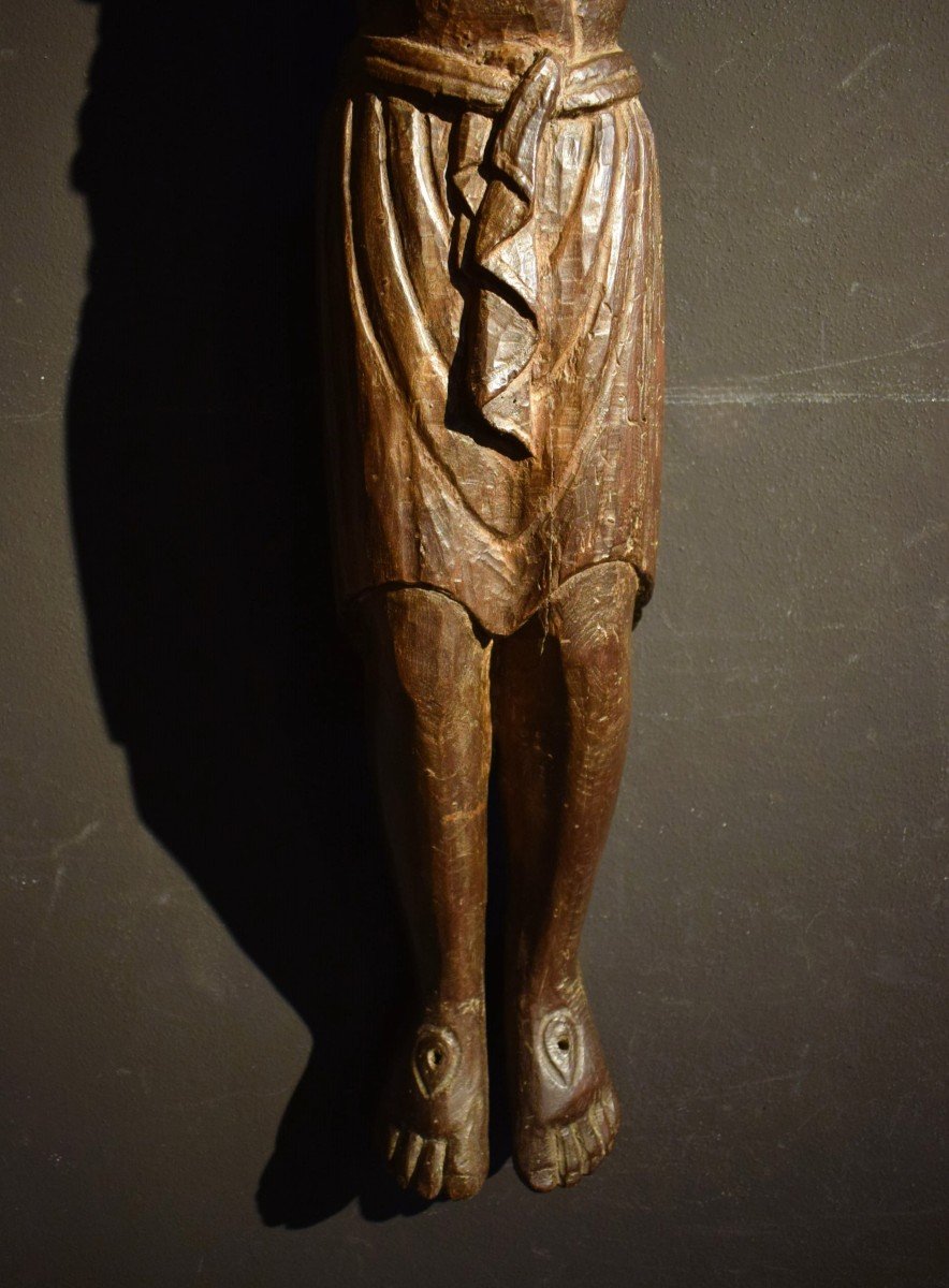 Christ crucifié - Sculpture en bois à patine foncée de style Médiéval-photo-4