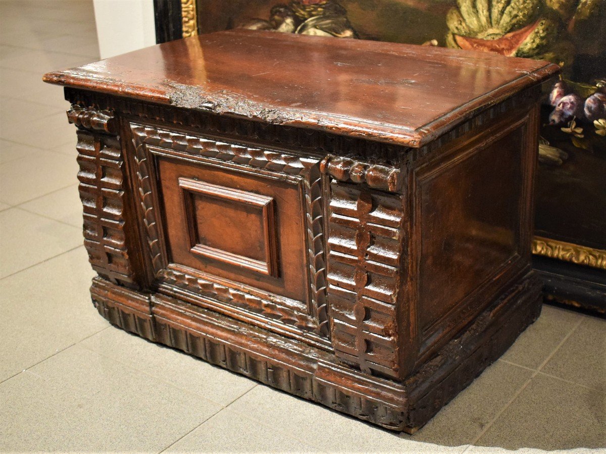 Small Walnut Chest From The End Of The XVIth Century, Northern Italy-photo-3