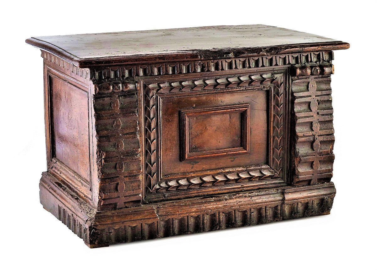 Small Walnut Chest From The End Of The XVIth Century, Northern Italy