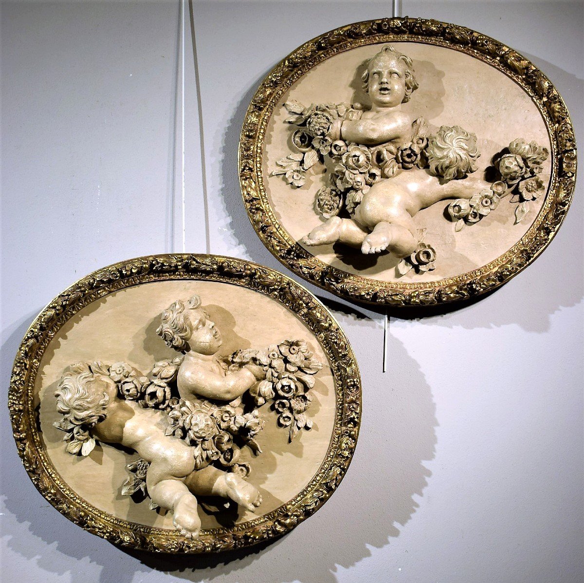 Paire de rares frises ovales en bois sculpté et laqué  France  Louis XV-photo-1