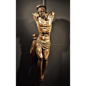 Christ Crucifié  en bois de Noyer  du  XVIe Siècle