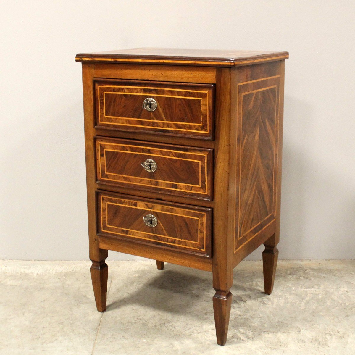 Ancien Chiffonnière Commode d'époque Louis XVI en noyer et marqueterie - Italie 18ème