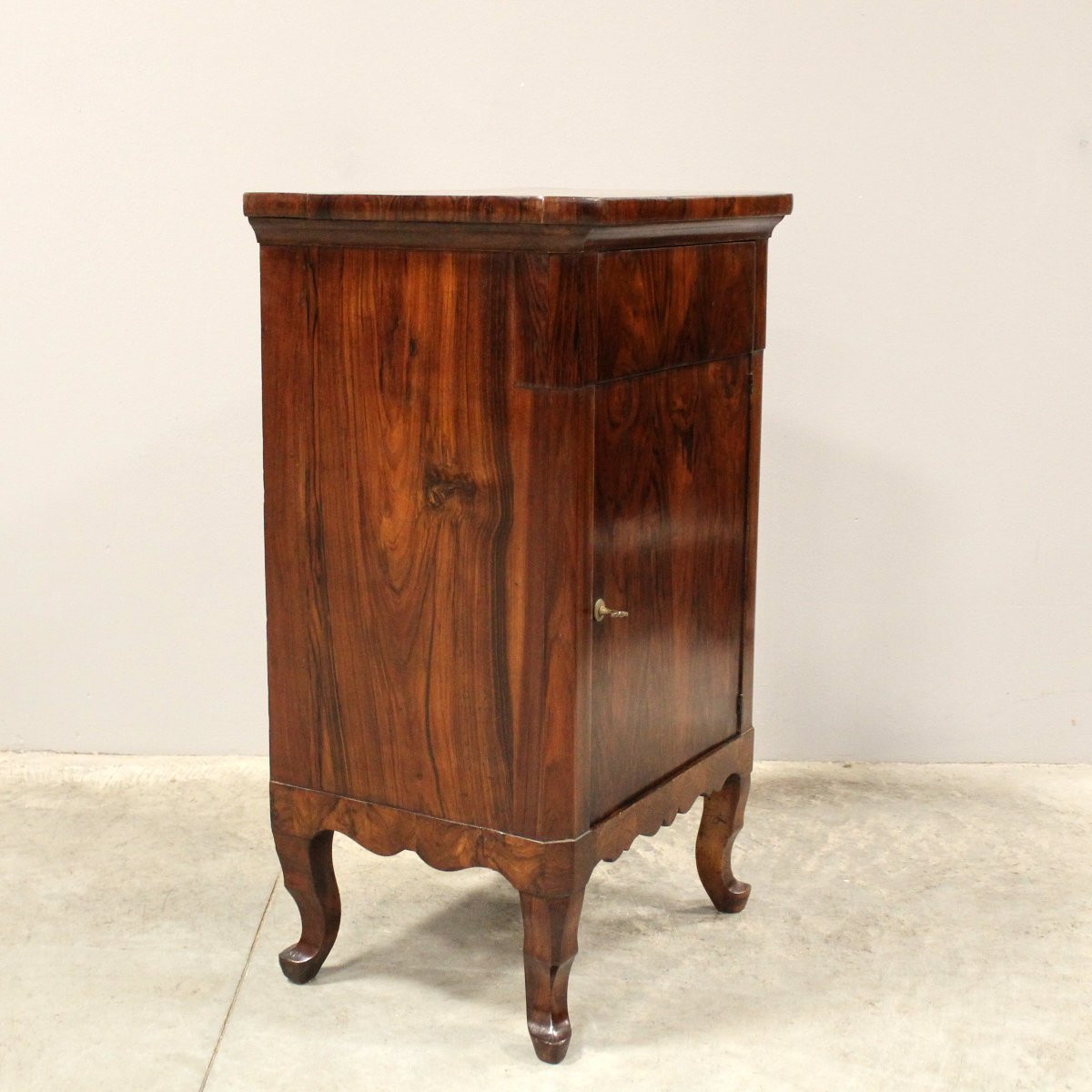 Ancien table de chevet d'époque Louis XV en noyer - Italie 18ème-photo-4