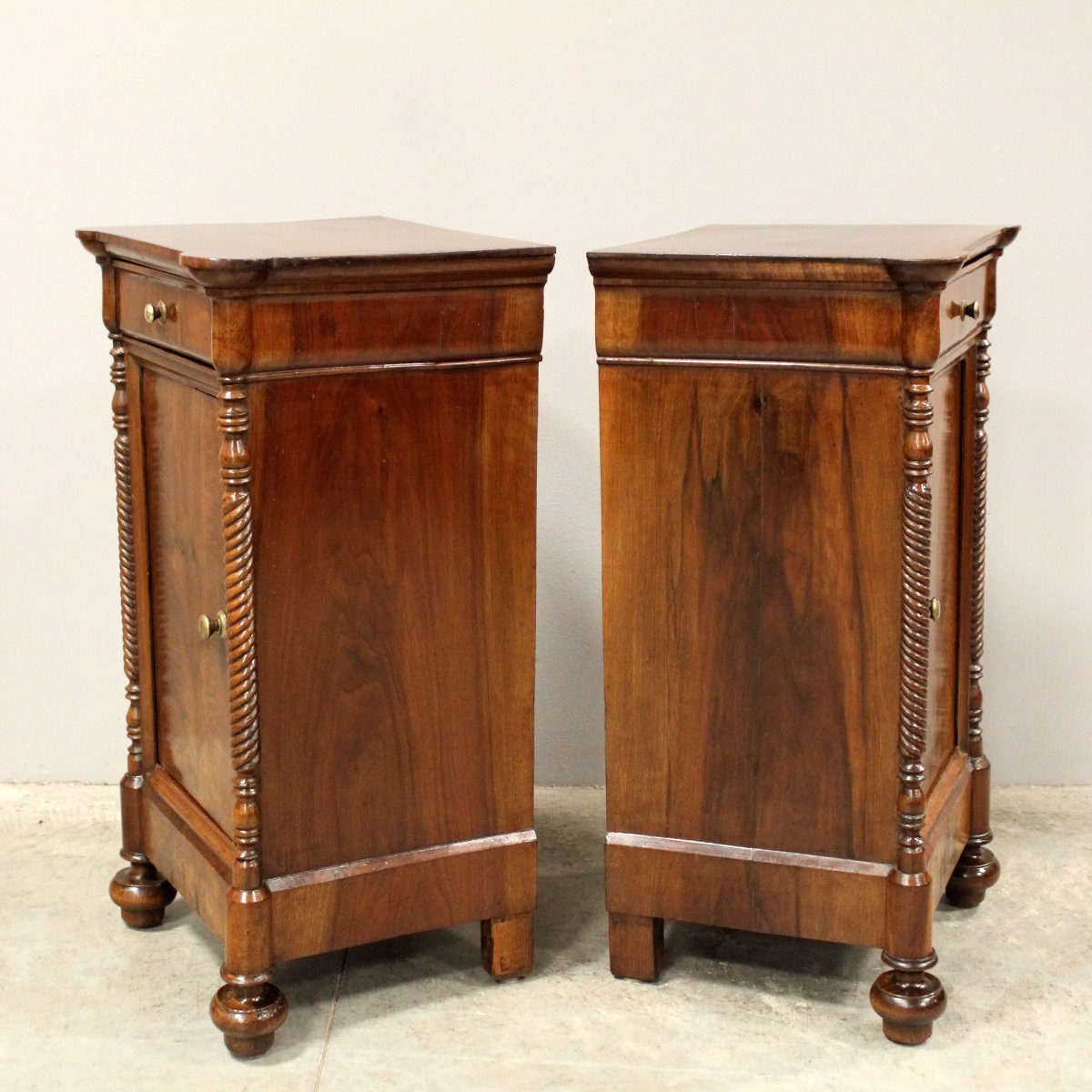 Ancien paire de tables de chevets d'époque Louis Philippe en noyer - Italie 19ème-photo-3