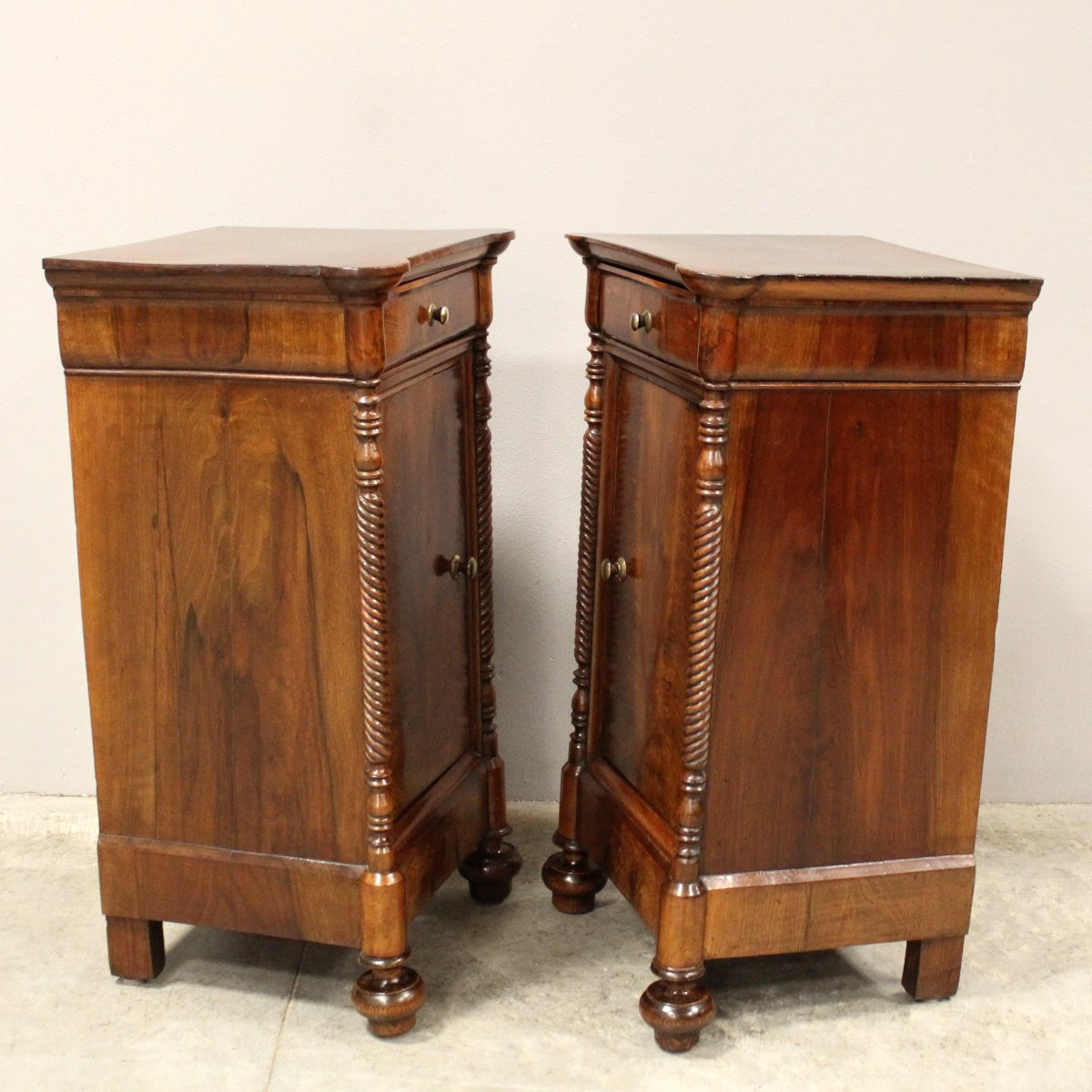 Ancien paire de tables de chevets d'époque Louis Philippe en noyer - Italie 19ème-photo-4