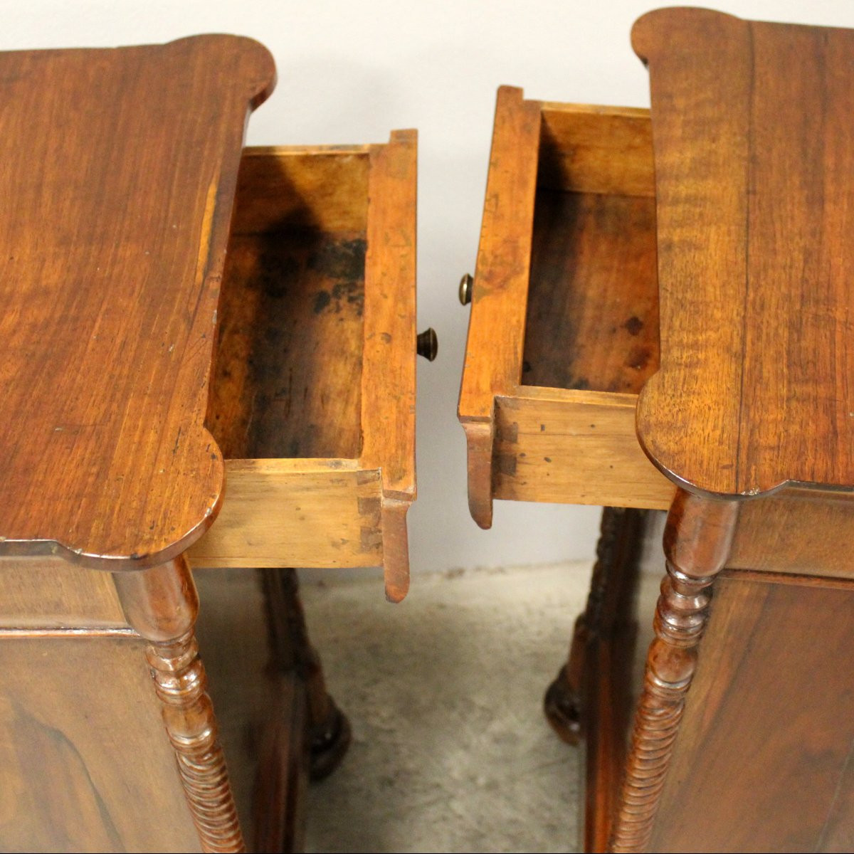 Ancien paire de tables de chevets d'époque Louis Philippe en noyer - Italie 19ème-photo-5