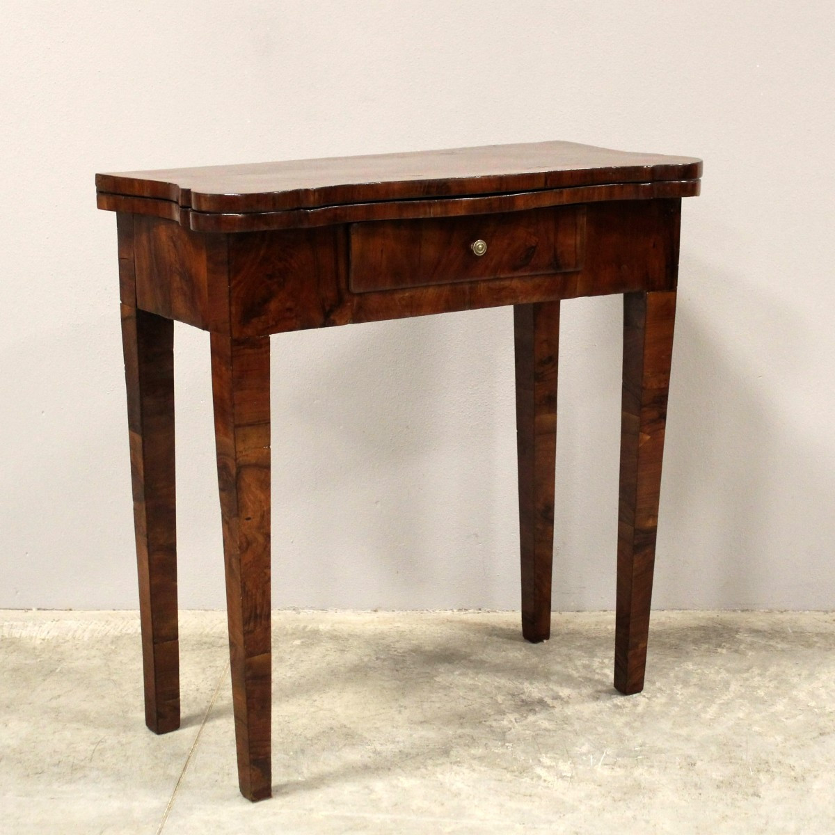 Ancien console table à jeux en noyer et marqueterie - Italie 18ème