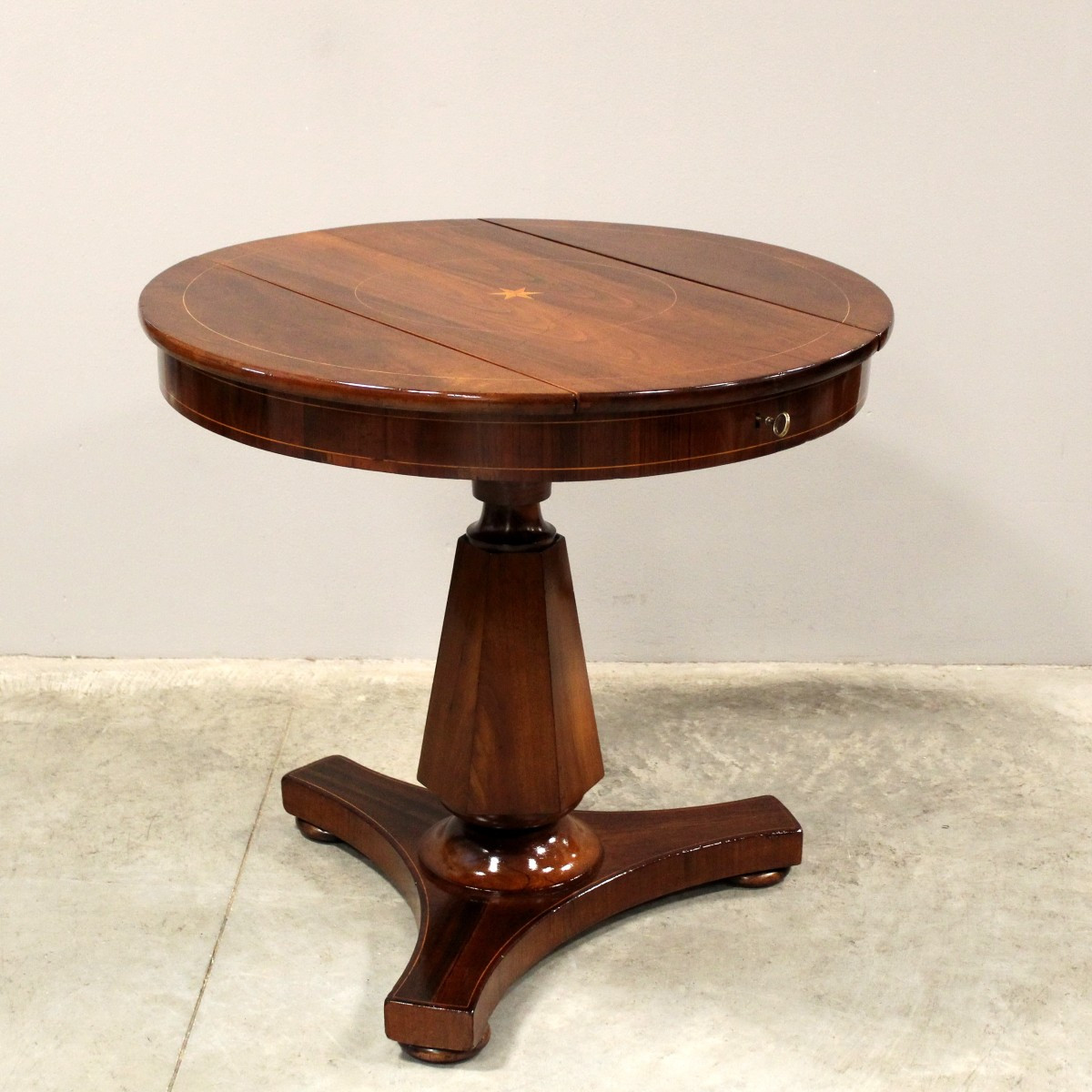 Ancien table ronde d'époque Charles X en noyer et marqueterie - Italie 19ème