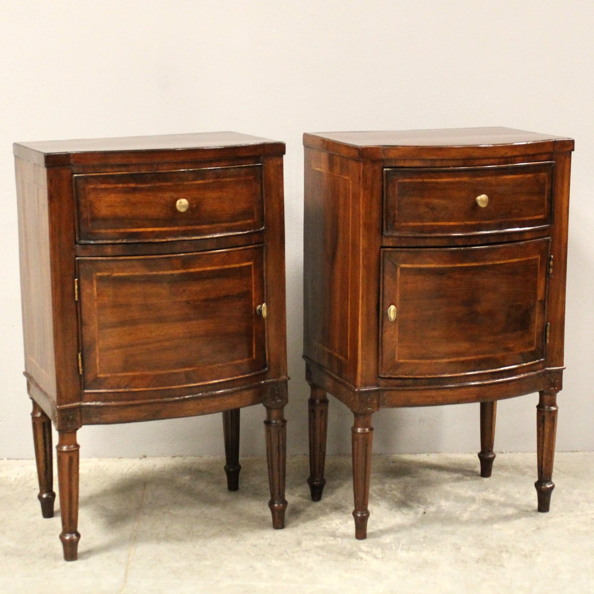 Ancien paire de tables de chevets d'époque Louis XVI en noyer et marqueterie - Italie 18ème