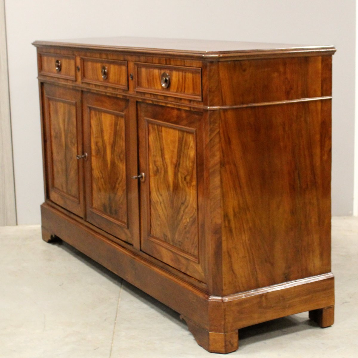 Antique Louis Philippe 3-doors Sideboard Dresser Cabinet Cupboard Buffet In Walnut - 19th-photo-3