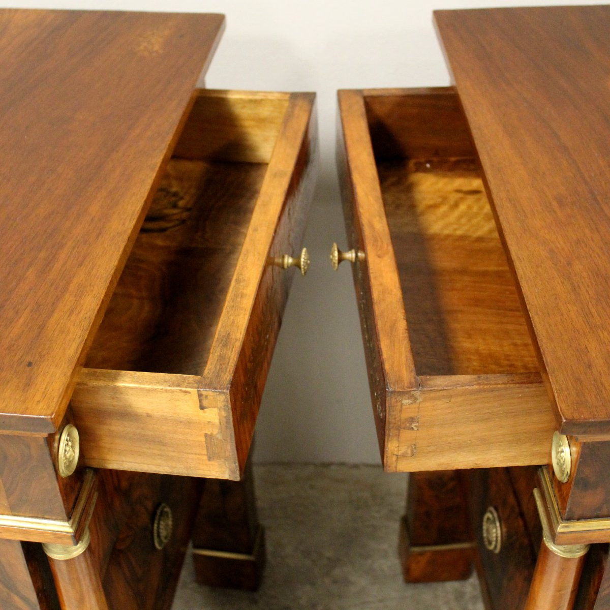 Antique Pair Of Empire Bedsides Nightstands Tables In Walnut And Brass Marquetry - Italy 19th-photo-3
