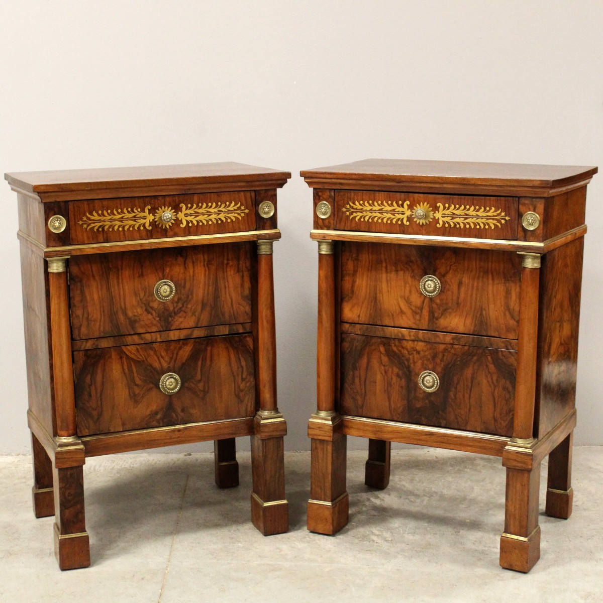 Antique Pair Of Empire Bedsides Nightstands Tables In Walnut And Brass Marquetry - Italy 19th