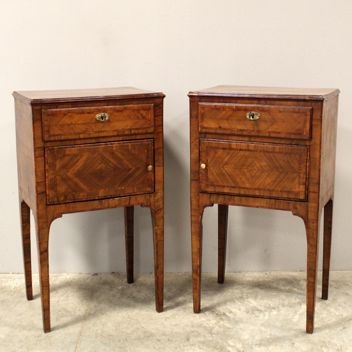 Ancien paire de tables de chevets d'époque Louis XVI en merisier et marqueterie - Italie 18ème