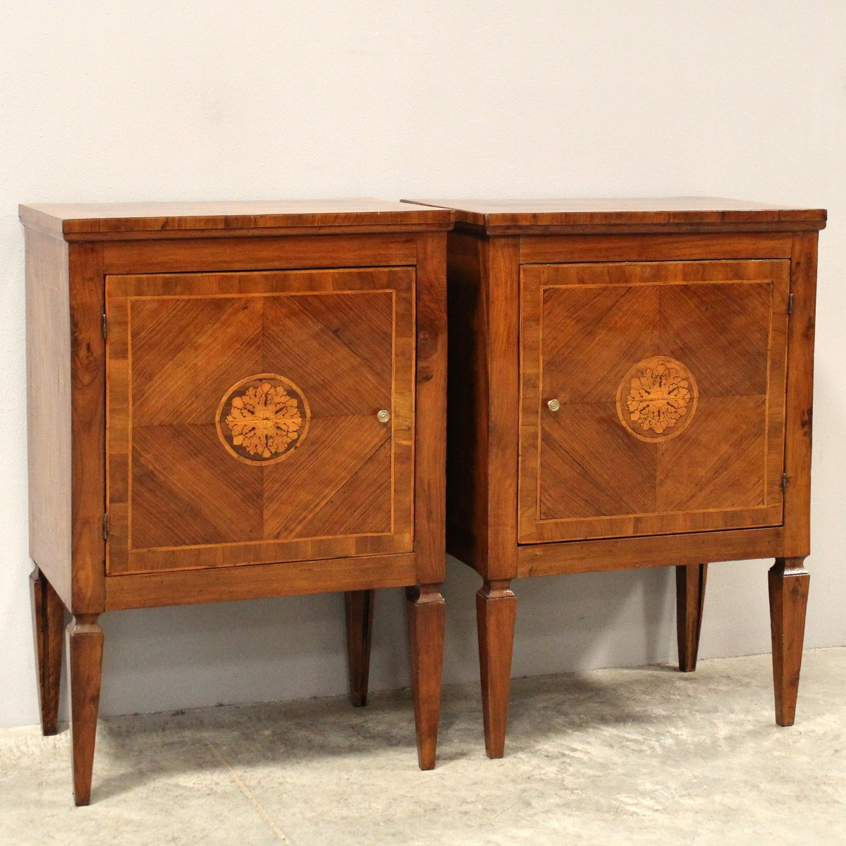 Antique Pair Of Louis XVI Bedsides Nightstands Tables In Walnut And Marquetry - Italy 18th