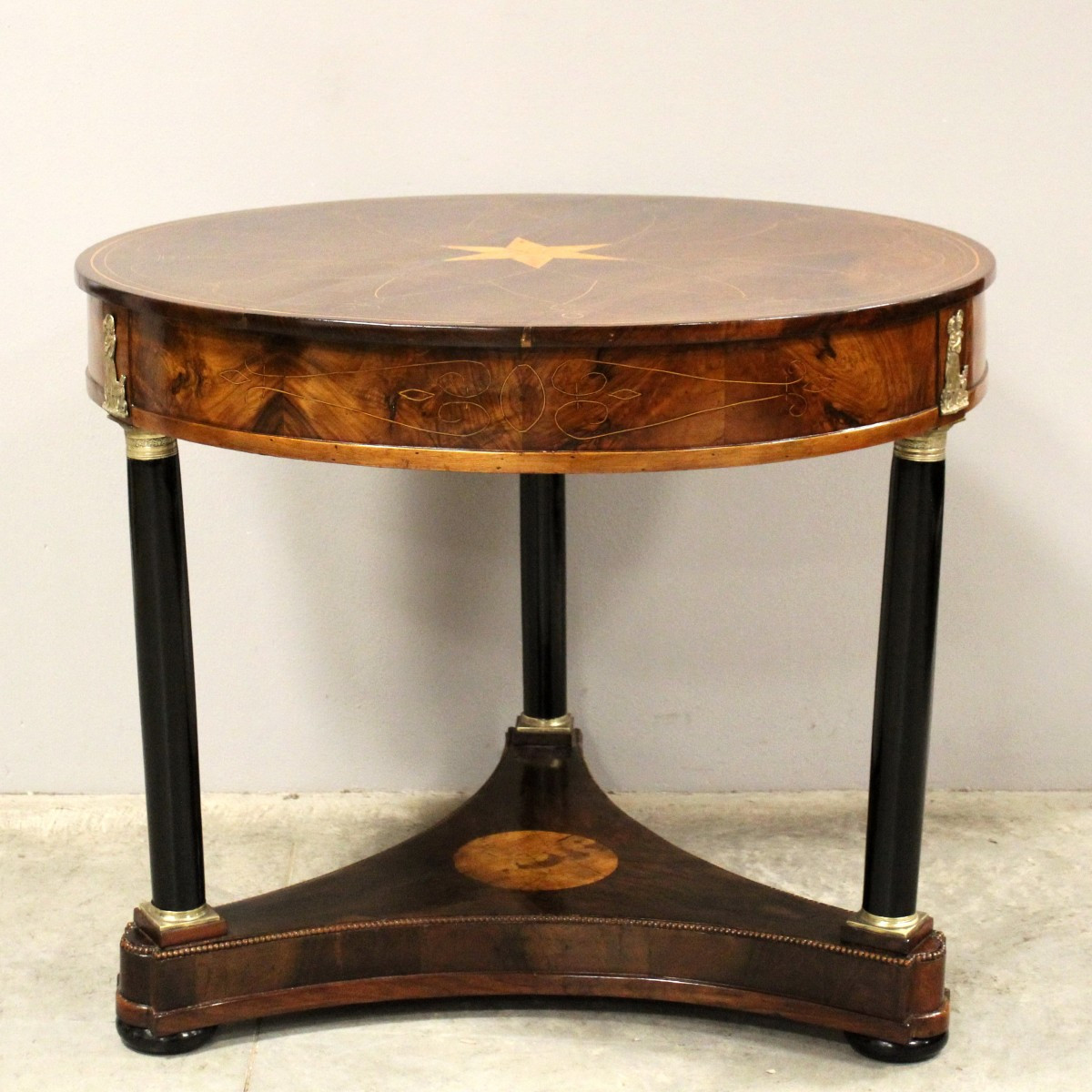 Ancien table ronde d'époque Empire en noyer et marqueterie - Italie 19ème