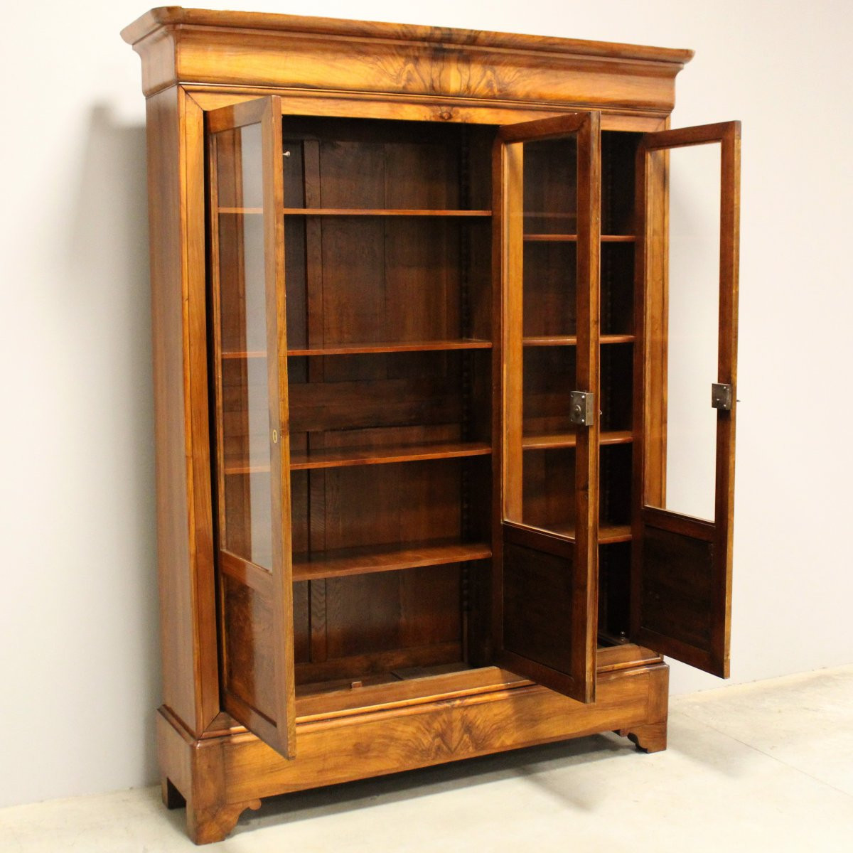 Ancien bibliothèque vitrine à 3 portes d'époque Louis Philippe en noyer - 19ème-photo-6