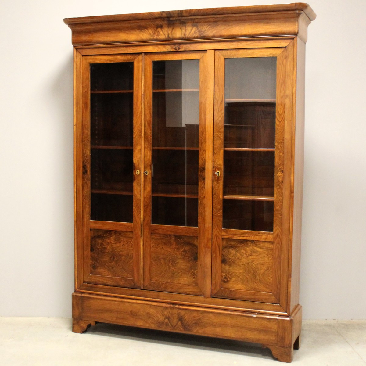 Ancien bibliothèque vitrine à 3 portes d'époque Louis Philippe en noyer - 19ème