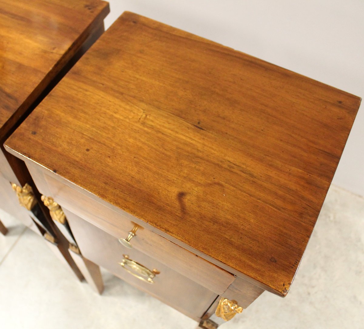 Ancien paire de tables de chevet d'époque Directoire en noyer "Retour d'Egypte" Italie 18ème-photo-7
