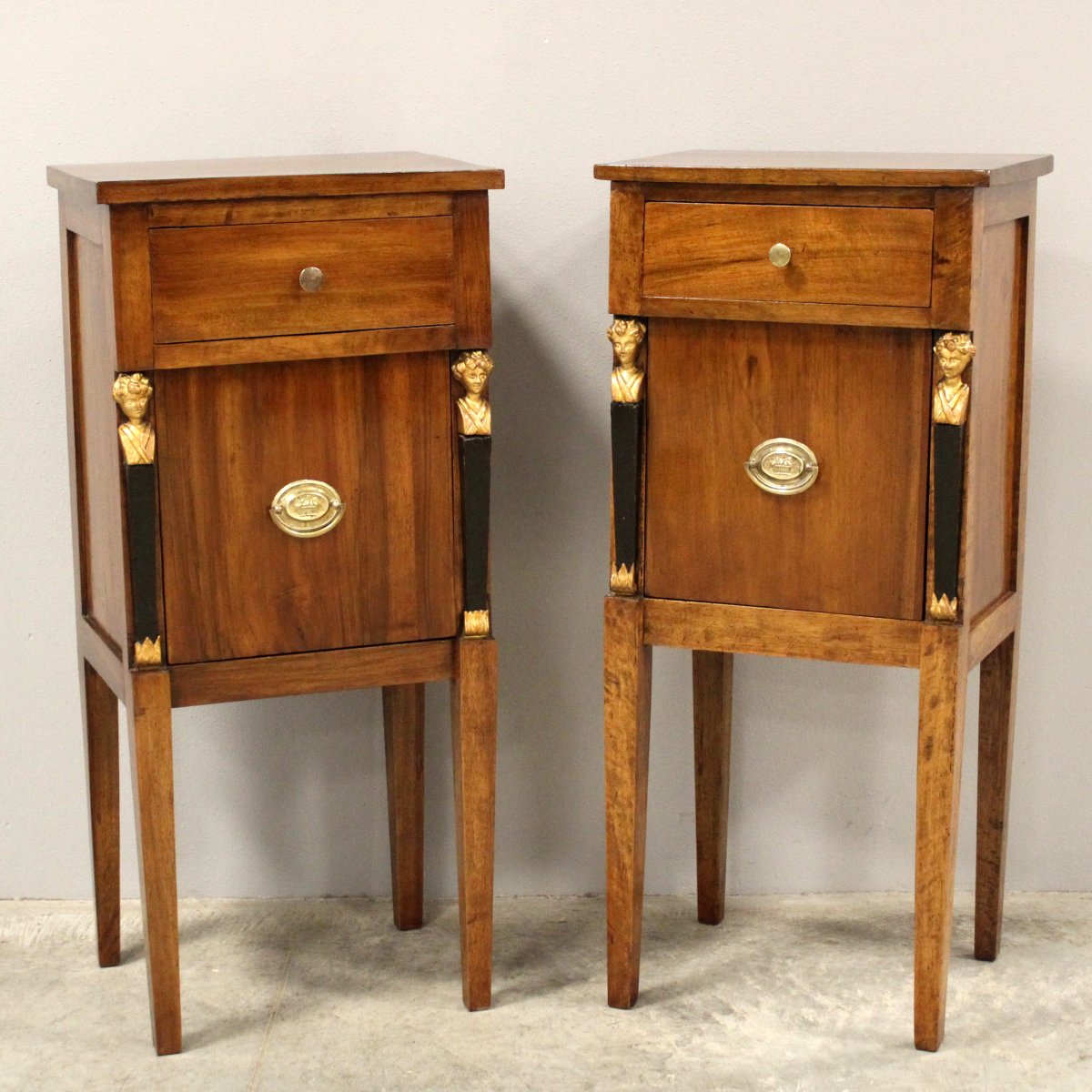 Ancien paire de tables de chevet d'époque Directoire en noyer "Retour d'Egypte" Italie 18ème