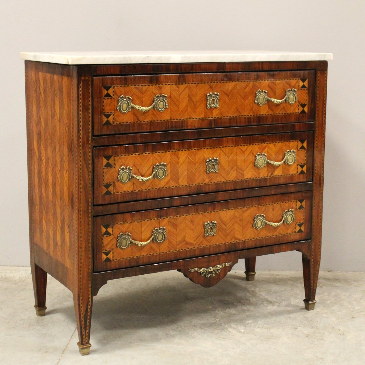 Ancien commode d'époque Louis XVI en marqueterie - 18ème
