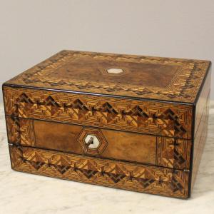 Ancien Écritoire de Voyage vanity box en noyer et marqueterie nacre - Angleterre du 19ème