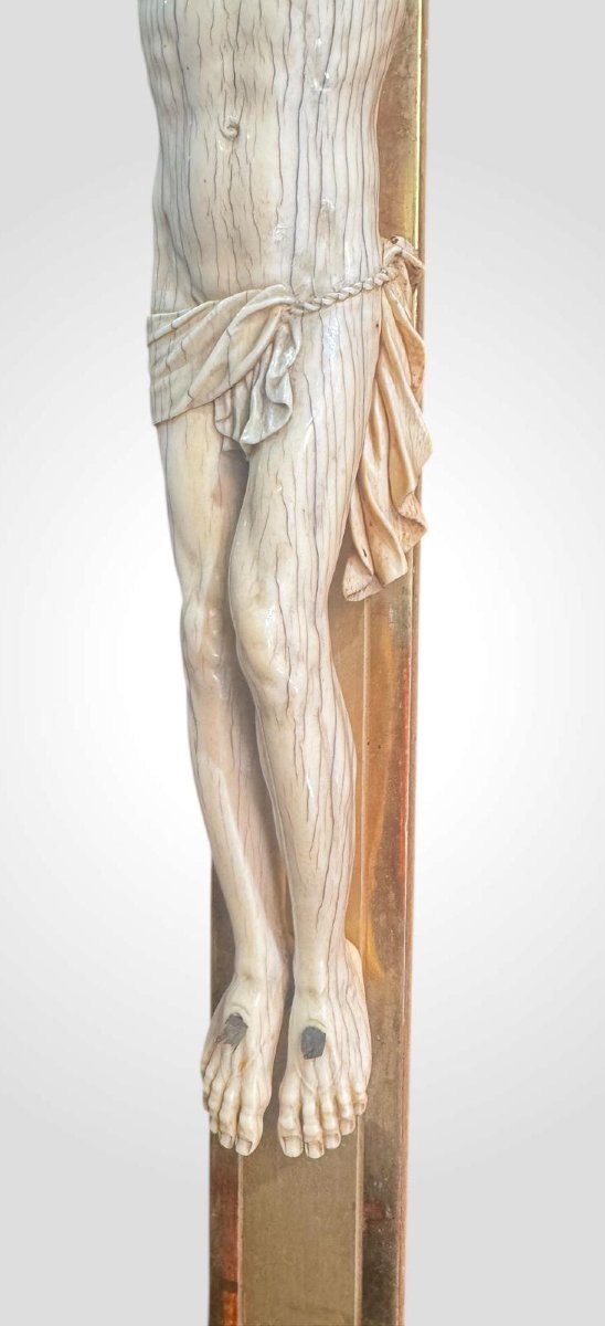 Crucifix représentant le Christ en ivoire dans un cadre doré – XVIIIe siècle-photo-2