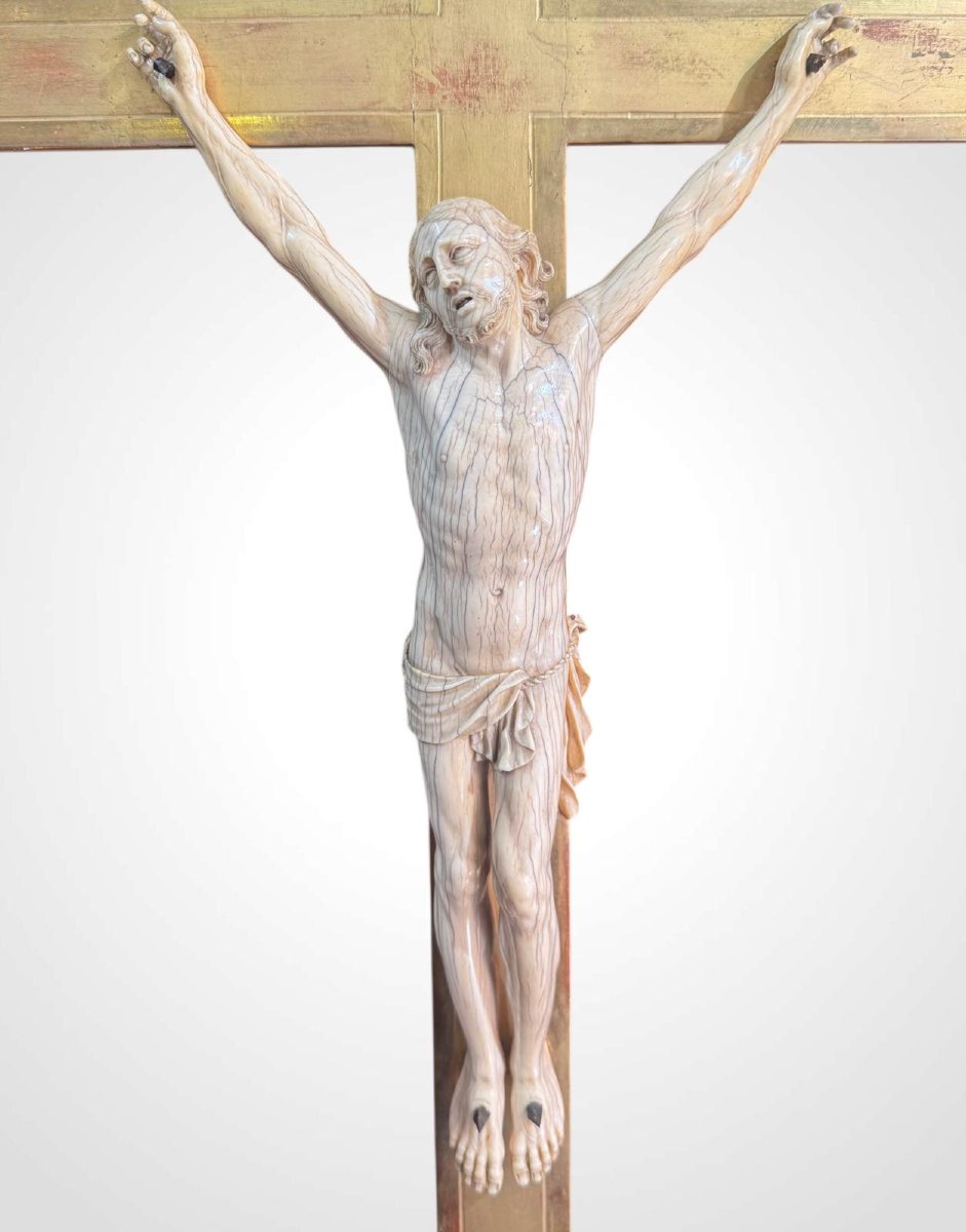 Crucifix représentant le Christ en ivoire dans un cadre doré – XVIIIe siècle-photo-4