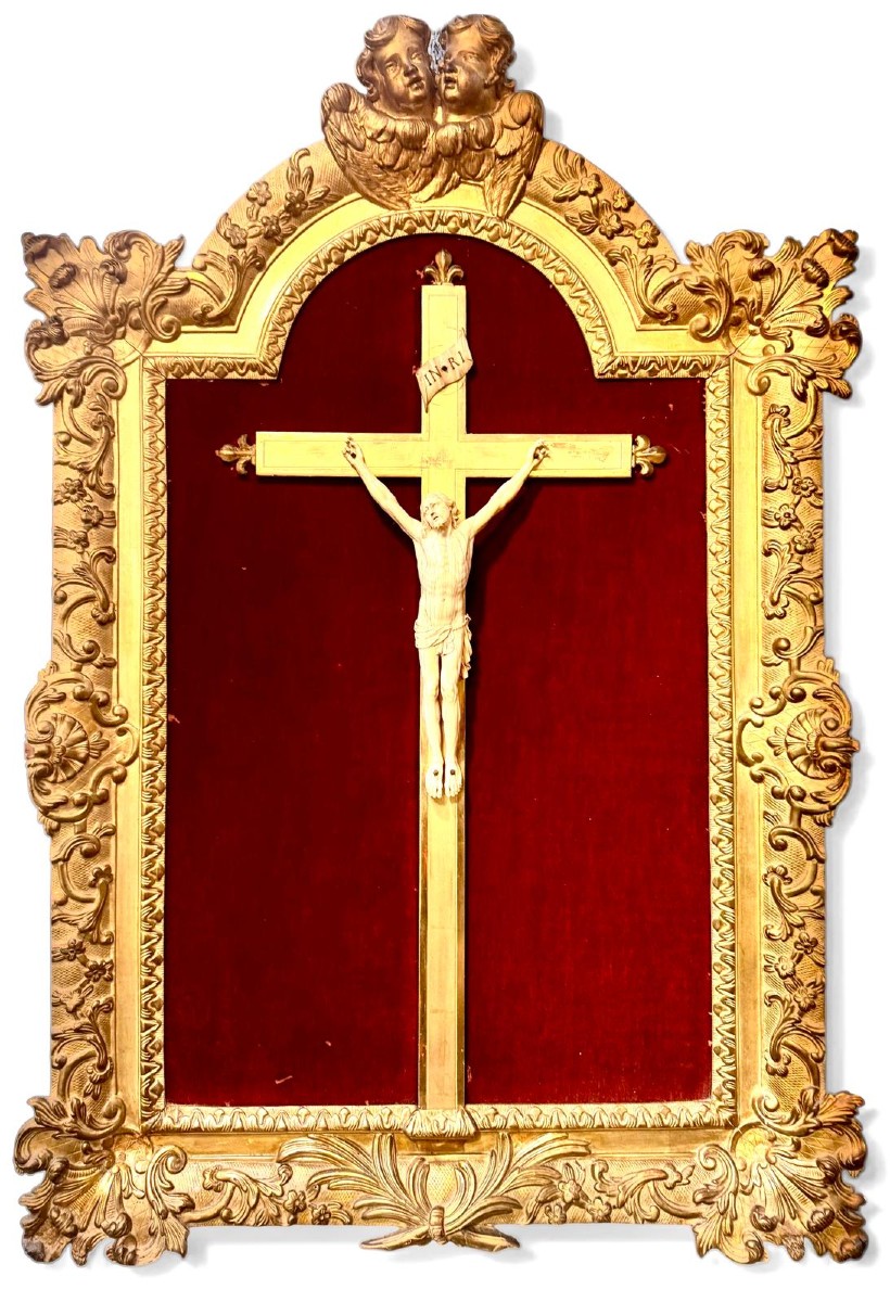 Crucifix représentant le Christ en ivoire dans un cadre doré – XVIIIe siècle