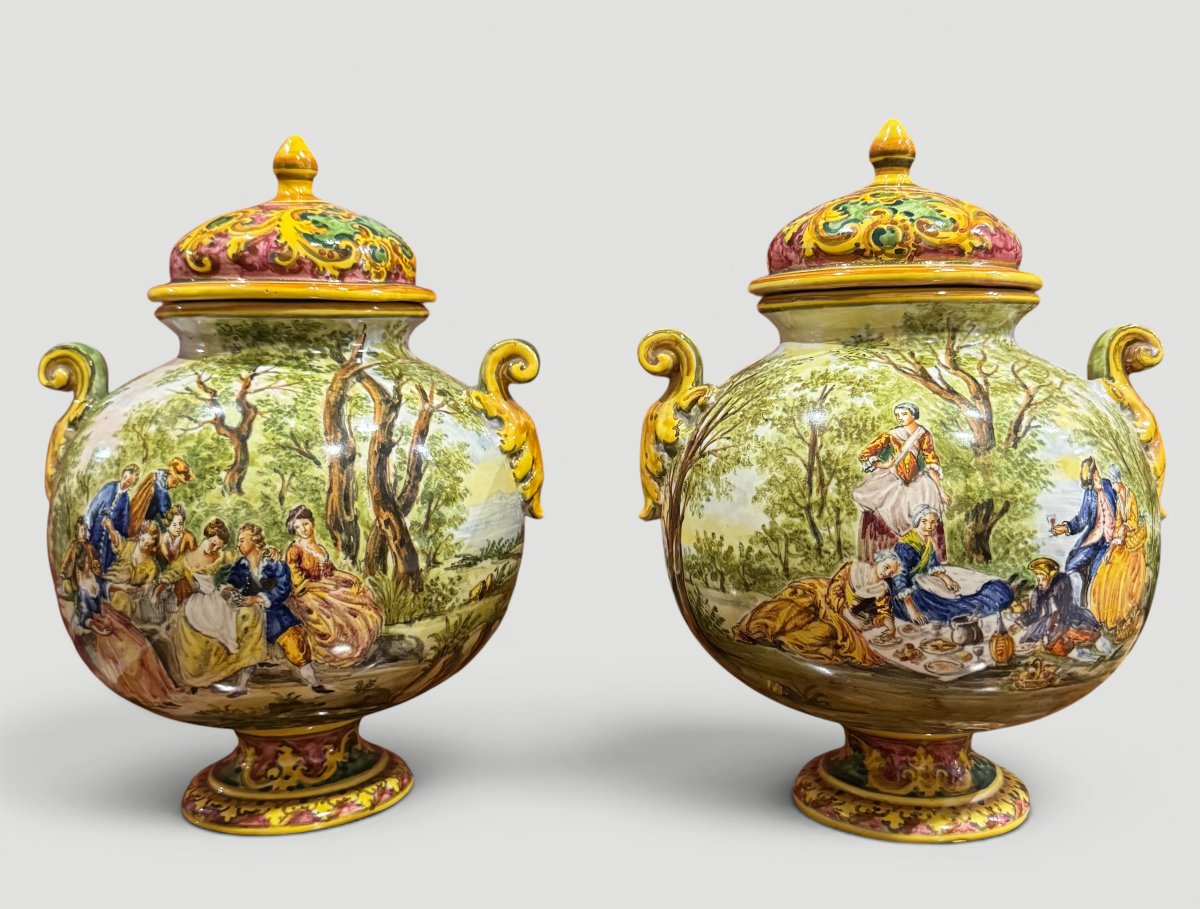 Paire de vases en céramique Minghetti « Scènes galantes et paysages », Bologne, XXe siècle