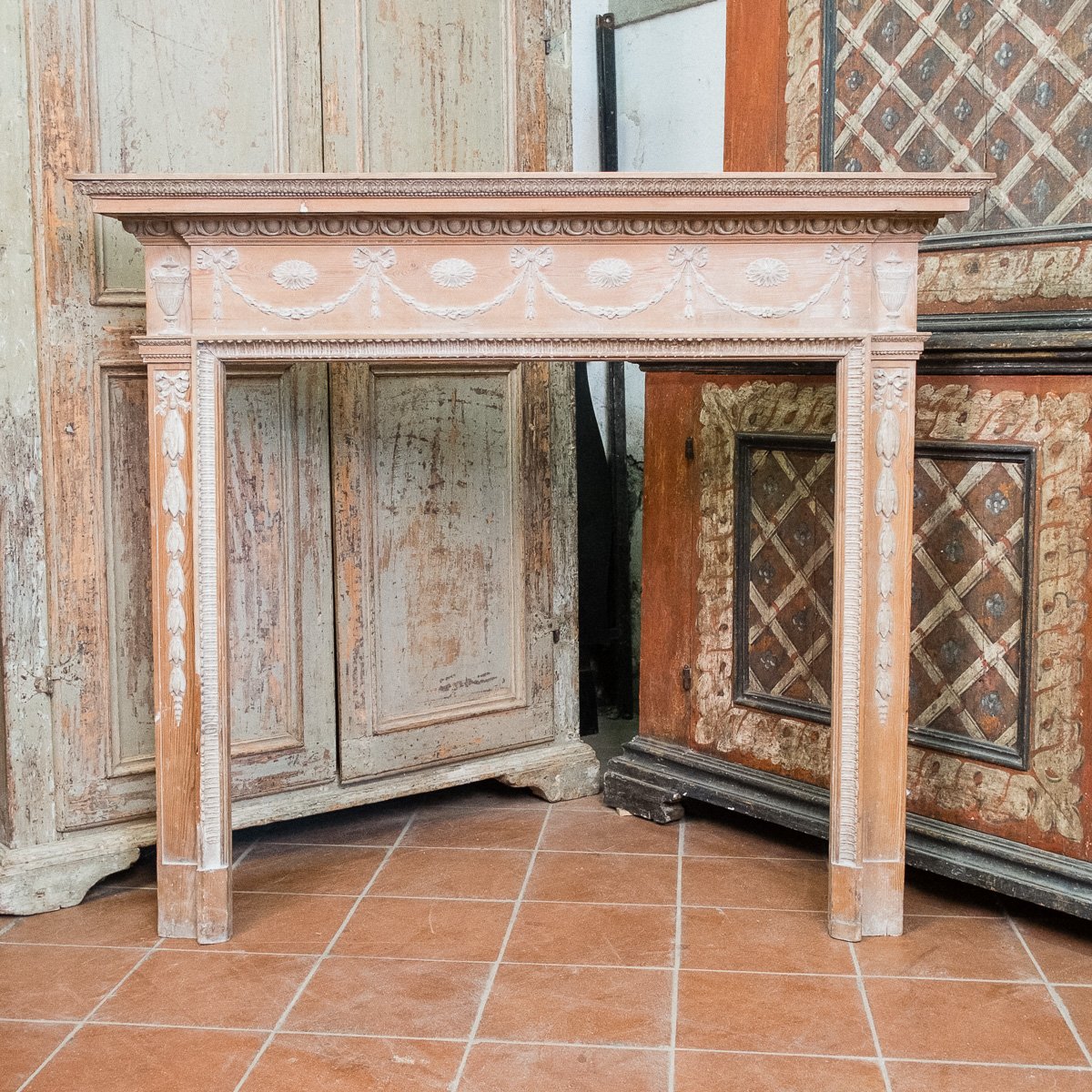 Cheminée en pin de style néoclassique avec décors appliqués, Italie XIXe siècle