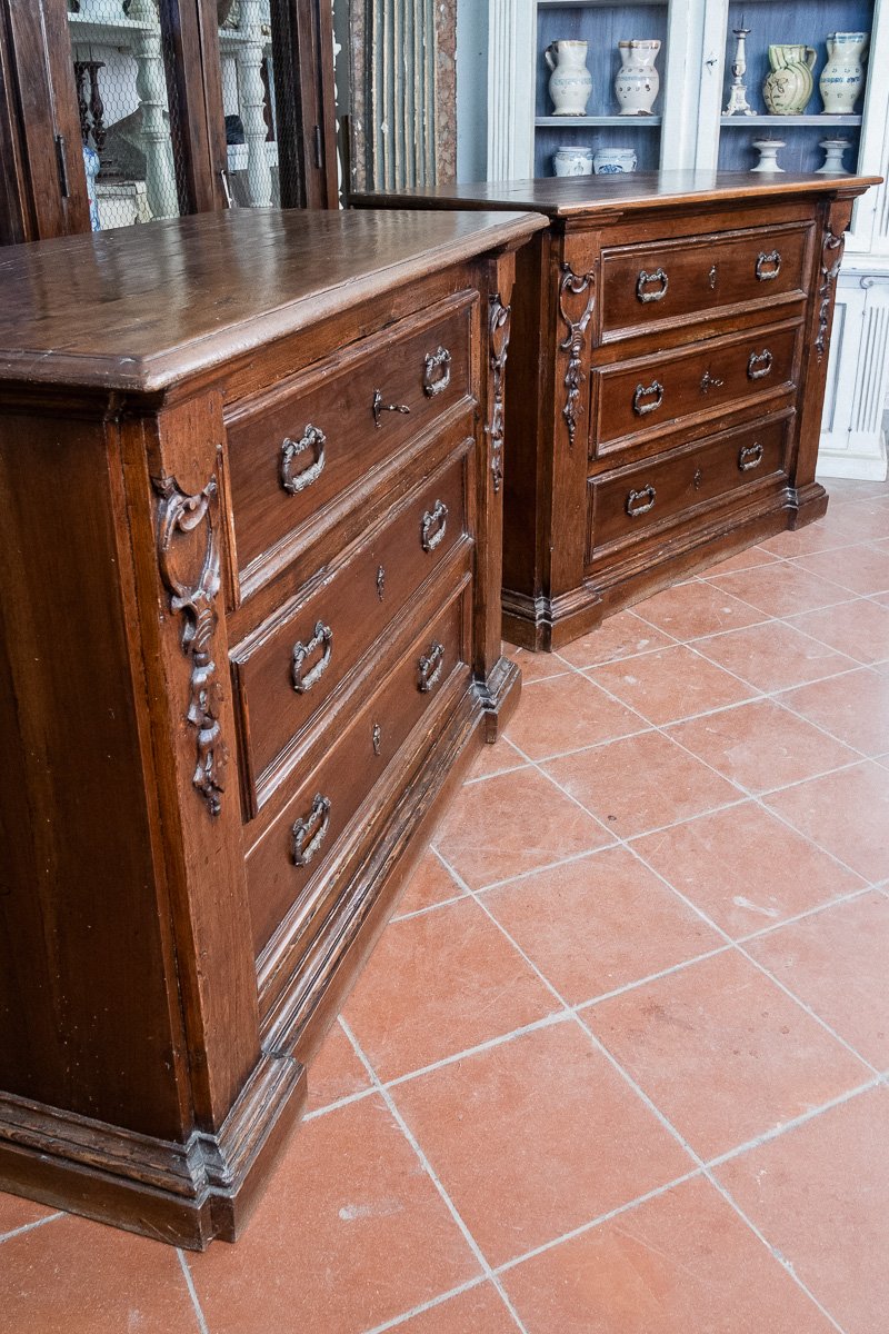 Paire de commodes en noyer sculpté, antiquités ombriennes XVIIe s.-photo-2