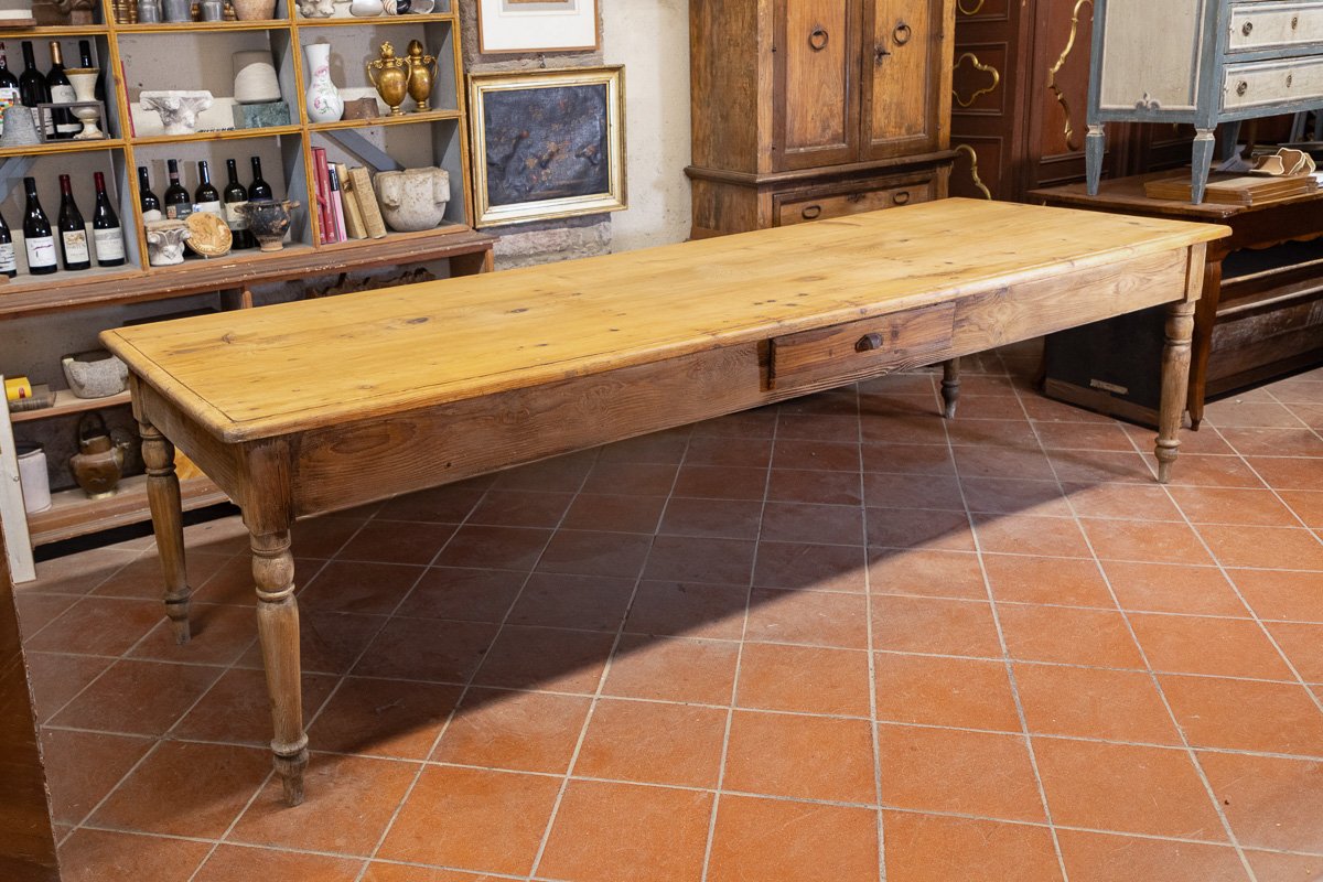 Grande Table Ancienne en Sapin, Pieds Tournés, Plateau Bec-de-Corbin - Toscane XIXe