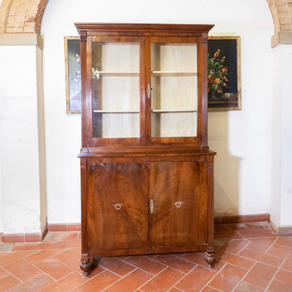 Vitrine Ancienne de Style Empire en Noyer avec Verres Soufflés d'Origine - Toscane XIXe