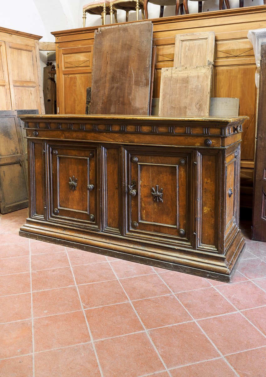 Rare Tuscan Buffet In Poplar And Walnut, Triglyph Frieze, Italy 17th Century-photo-2