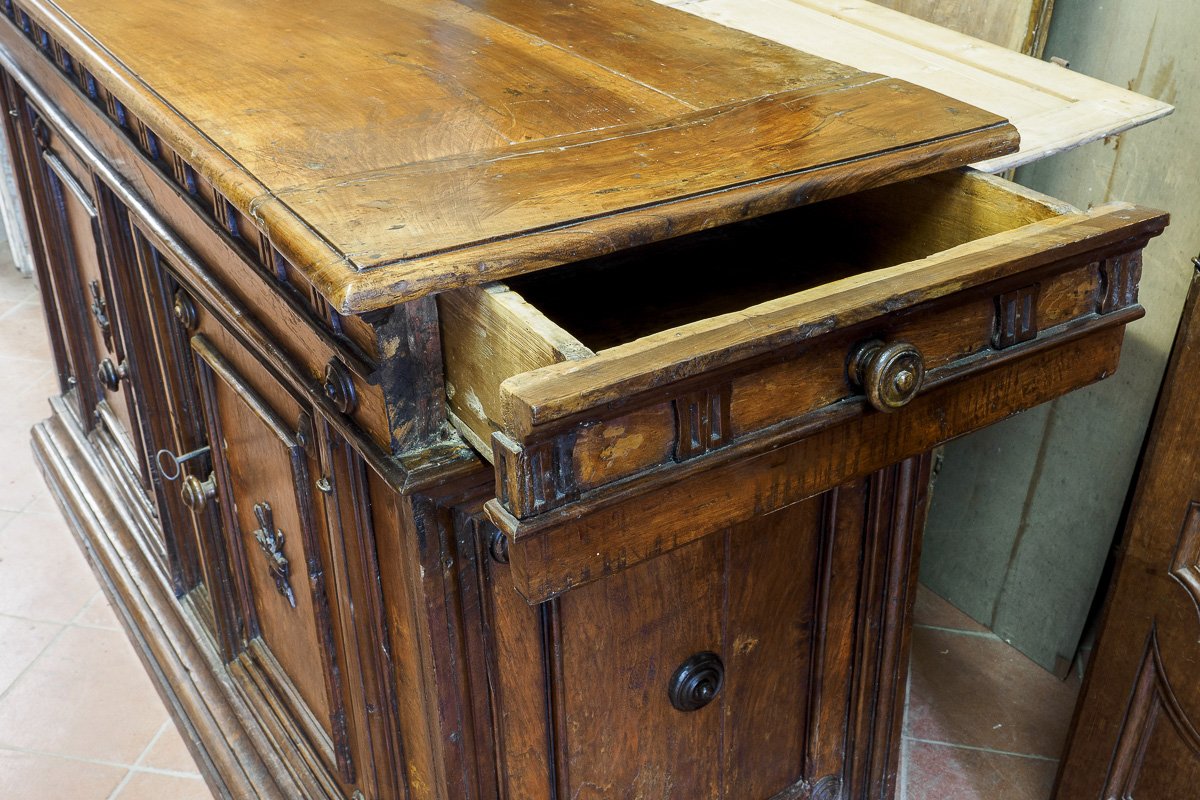 Rare Tuscan Buffet In Poplar And Walnut, Triglyph Frieze, Italy 17th Century-photo-4