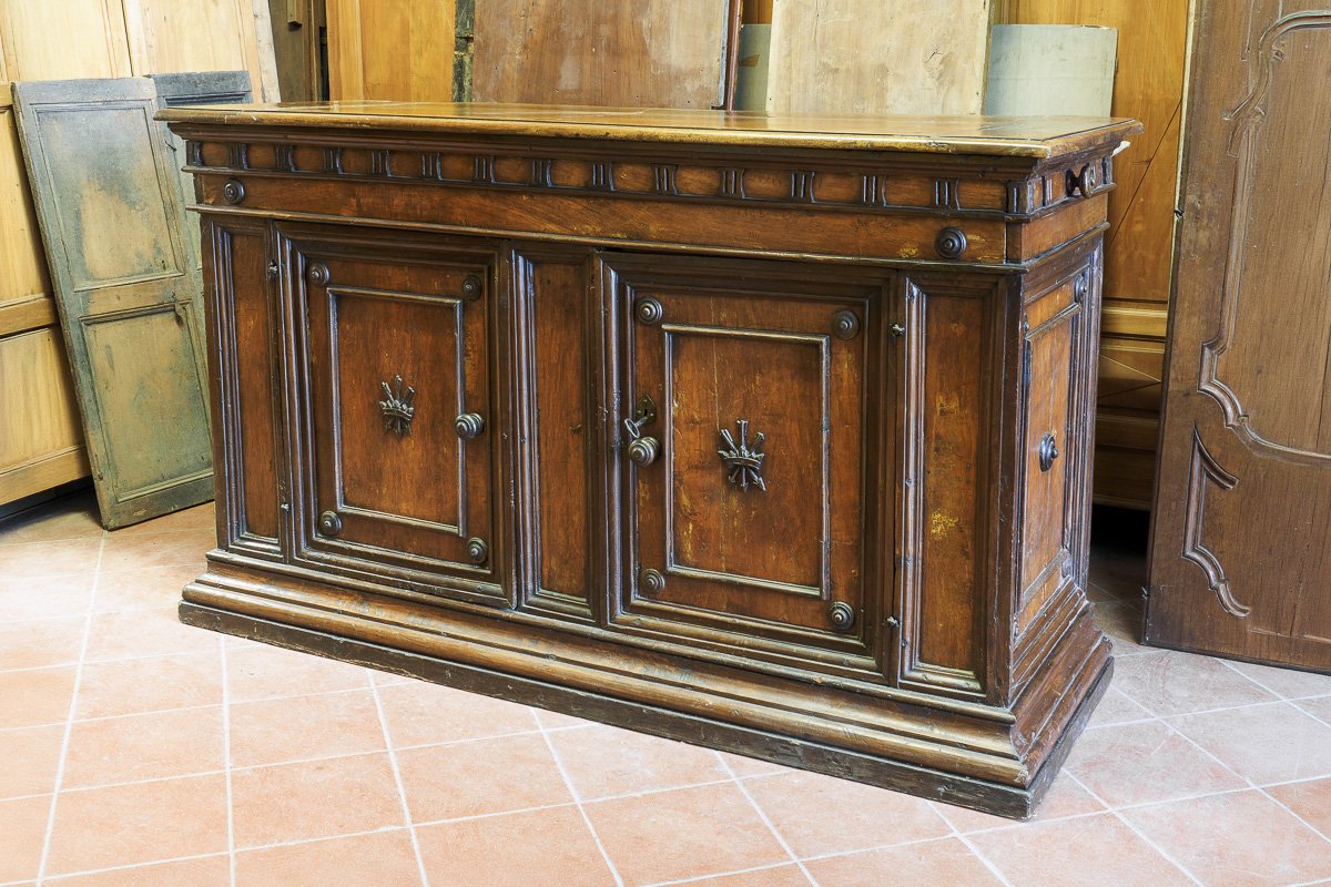 Rare Tuscan Buffet In Poplar And Walnut, Triglyph Frieze, Italy 17th Century-photo-1