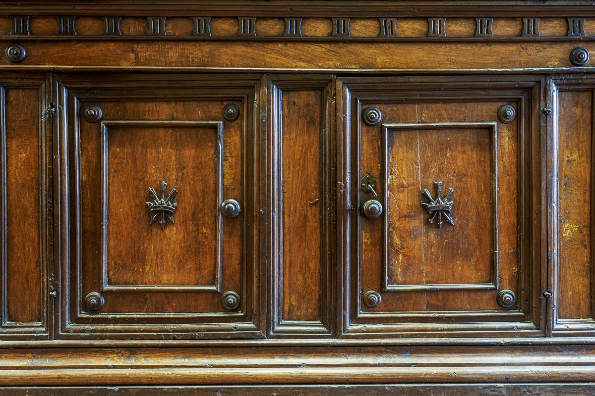 Rare Tuscan Buffet In Poplar And Walnut, Triglyph Frieze, Italy 17th Century-photo-2