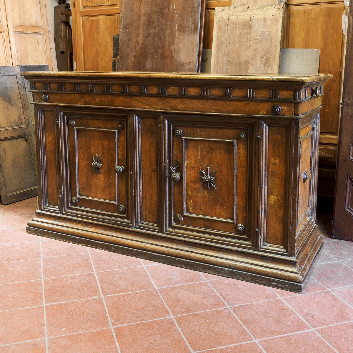 Rare Tuscan Buffet In Poplar And Walnut, Triglyph Frieze, Italy 17th Century