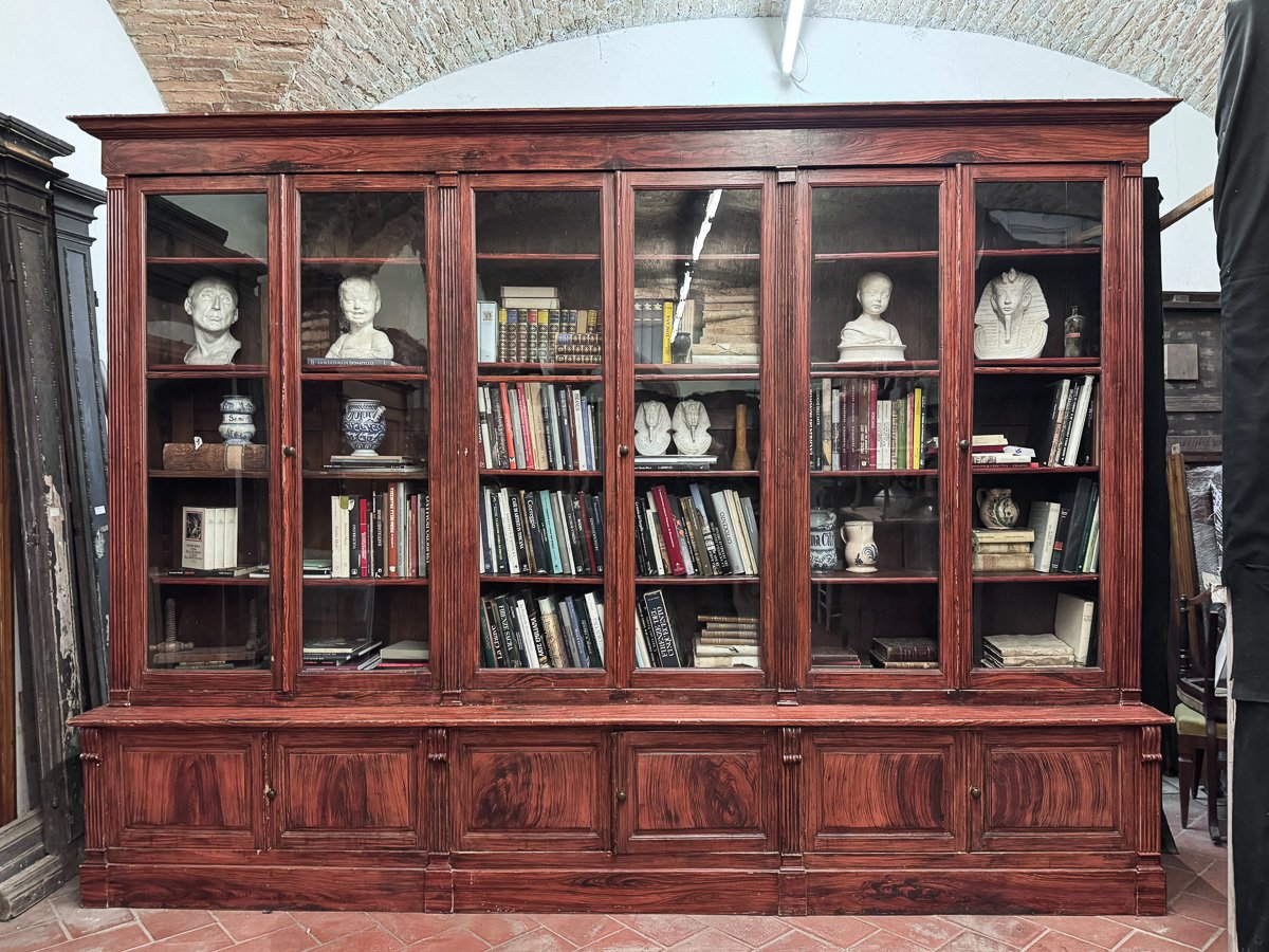 Grande bibliothèque toscane en sapin laqué faux bois, Italie XIXe siècle