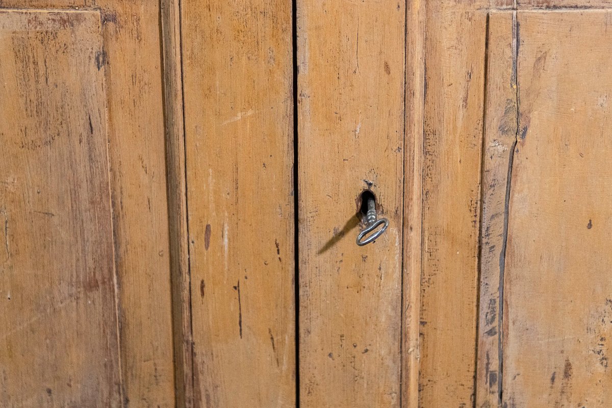 Antique 17th-century Tuscan Sideboard, Lacquered In Ochre, With Four Doors And An Inlaid Walnut Top-photo-2