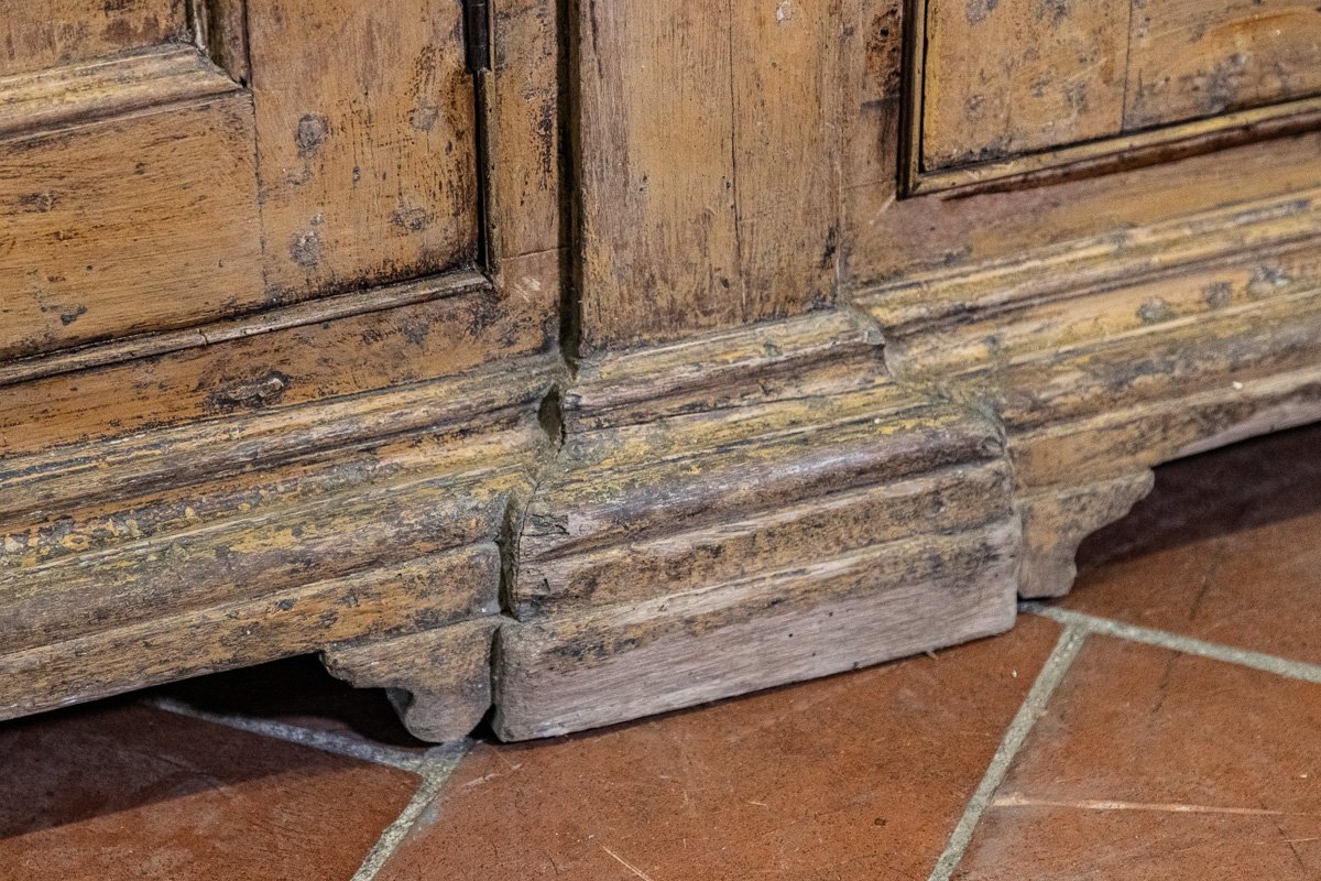 Antique 17th-century Tuscan Sideboard, Lacquered In Ochre, With Four Doors And An Inlaid Walnut Top-photo-3
