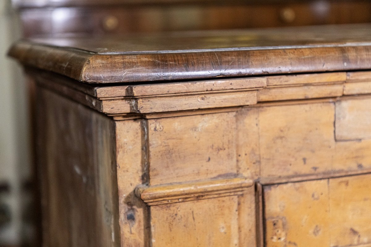 Antique 17th-century Tuscan Sideboard, Lacquered In Ochre, With Four Doors And An Inlaid Walnut Top-photo-4