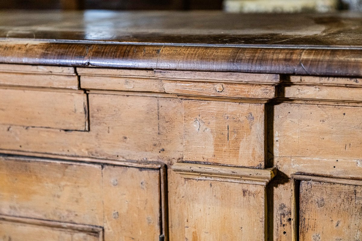 Antique 17th-century Tuscan Sideboard, Lacquered In Ochre, With Four Doors And An Inlaid Walnut Top-photo-1