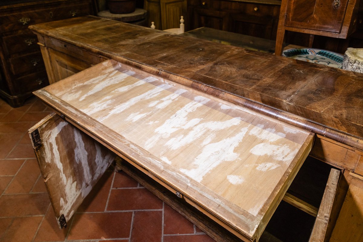 Antique 17th-century Tuscan Sideboard, Lacquered In Ochre, With Four Doors And An Inlaid Walnut Top-photo-3