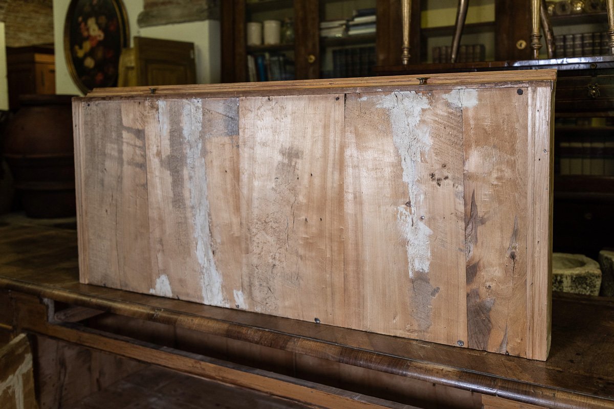 Antique 17th-century Tuscan Sideboard, Lacquered In Ochre, With Four Doors And An Inlaid Walnut Top-photo-4