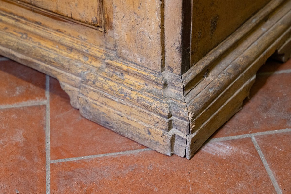 Antique 17th-century Tuscan Sideboard, Lacquered In Ochre, With Four Doors And An Inlaid Walnut Top-photo-6