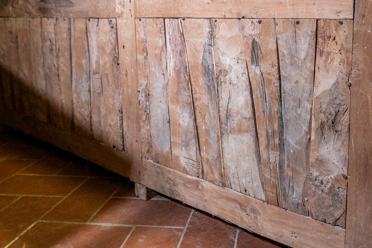 Antique 17th-century Tuscan Sideboard, Lacquered In Ochre, With Four Doors And An Inlaid Walnut Top-photo-7